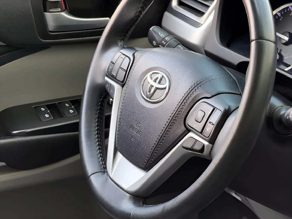 Used 2018 Toyota Highlander Limited AWD/4WD image 32