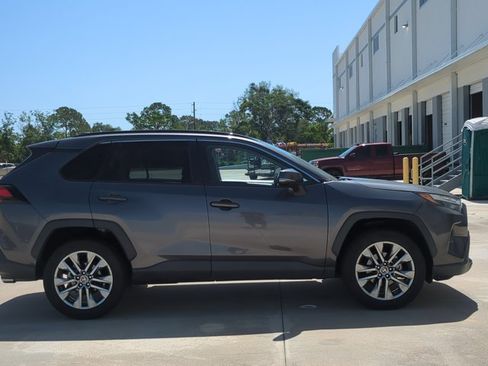 Used 2022 Toyota RAV4 XLE Premium FWD image 4
