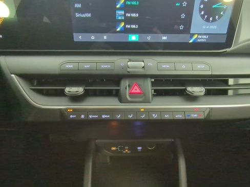 New 2025 Kia K4 LXS image 24