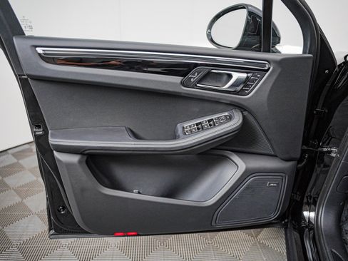 Certified 2026 Porsche Macan AWD/4WD image 27