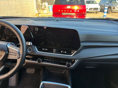 Used 2025 Chevrolet Equinox LT image 18