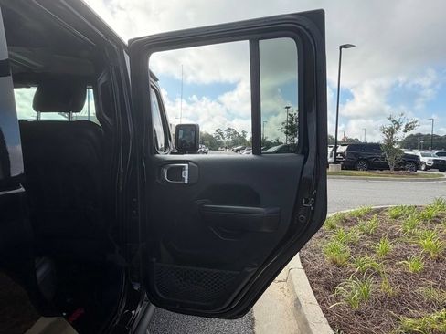Used 2021 Jeep Gladiator Rubicon w/ Safety Group AWD/4WD image 28