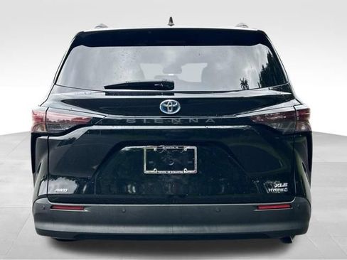Used 2024 Toyota Sienna XLE w/ XLE Plus Package AWD/4WD image 4