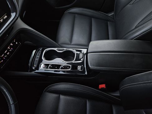 Used 2023 Buick Envision Essence image 27