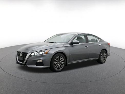 Used 2025 Nissan Altima 2.5 SV FWD image 3