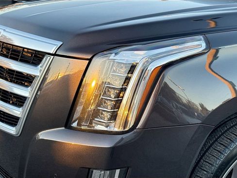 Used 2017 Cadillac Escalade Luxury image 9