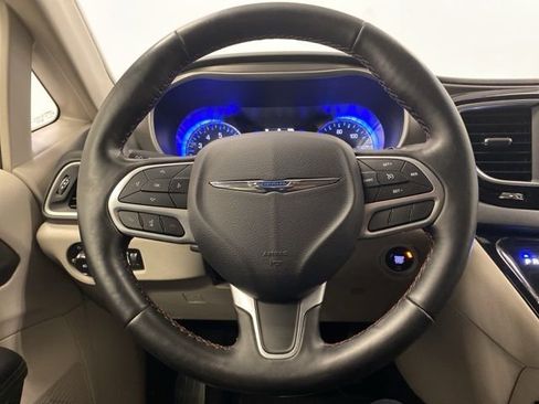 Used 2020 Chrysler Pacifica Touring-L FWD image 15