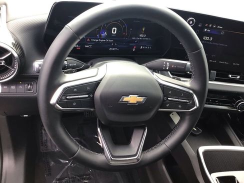 Used 2025 Chevrolet Equinox LT AWD/4WD image 17