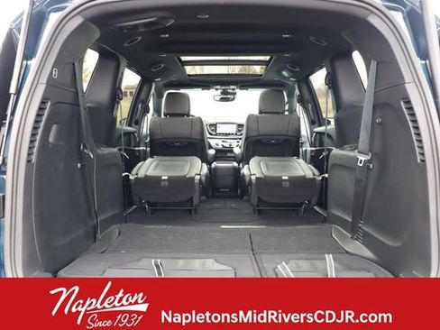 Used 2025 Chrysler Pacifica Select image 28