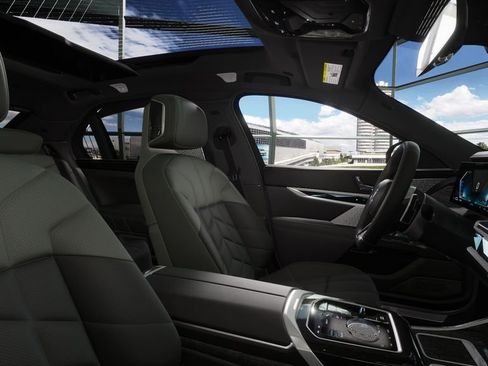 New 2026 BMW 750e xDrive w/ Executive Package image 35