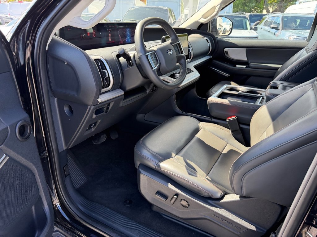 Used 2025 Ford Expedition Active RWD image 11