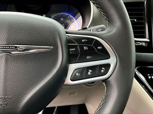 Used 2023 Chrysler Pacifica Touring-L image 12