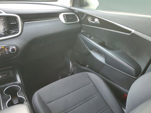 Certified 2019 Kia Sorento L image 16
