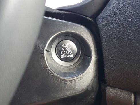 Used 2018 Jeep Renegade Latitude FWD image 29