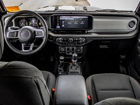 Used 2025 Jeep Wrangler Unlimited Sahara AWD/4WD image 23