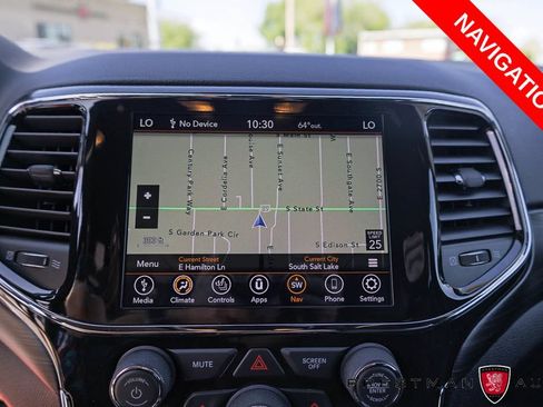 Used 2022 Jeep Grand Cherokee Laredo X AWD/4WD image 5