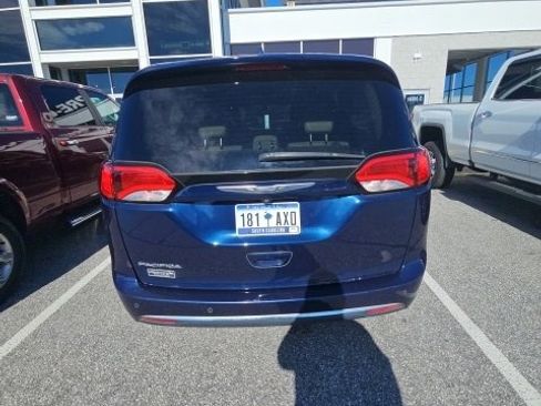 Used 2017 Chrysler Pacifica Touring-L image 5