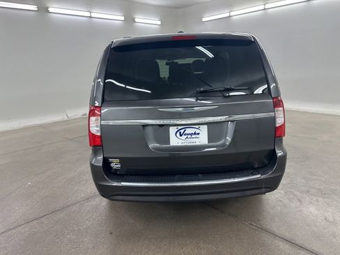Used 2016 Chrysler Town & Country Touring FWD image 10