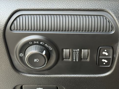 Used 2023 Jeep Wagoneer 4WD w/ Premium Group I image 25