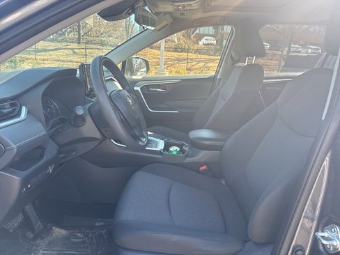 Used 2020 Toyota RAV4 XLE w/ Convenience Package image 7