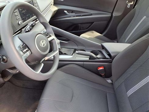 Certified 2025 Hyundai Elantra SE image 14