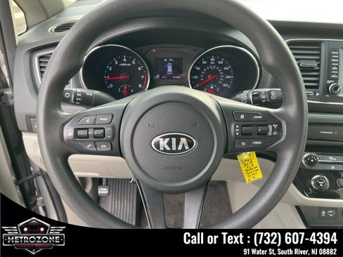 Used 2019 Kia Sedona L FWD image 18