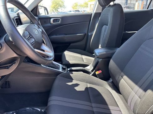 Used 2025 Hyundai Venue SEL FWD image 25