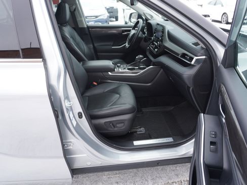 Used 2021 Toyota Highlander Limited image 18