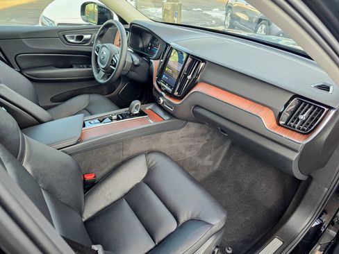 Used 2024 Volvo XC60 B5 Plus image 17