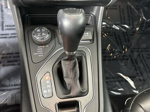 Used 2022 Jeep Cherokee Trailhawk image 25