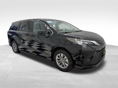Used 2024 Toyota Sienna LE image 6