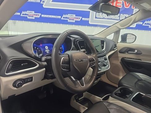 Used 2024 Chrysler Pacifica Touring-L image 17