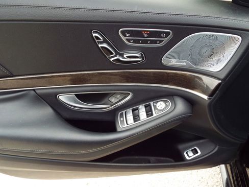 Used 2015 Mercedes-Benz S 550 Sedan w/ Sport Package w/ Sport Package image 23