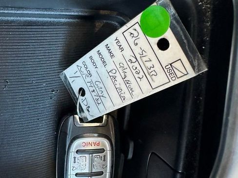 Used 2022 Chrysler Pacifica Touring-L image 25