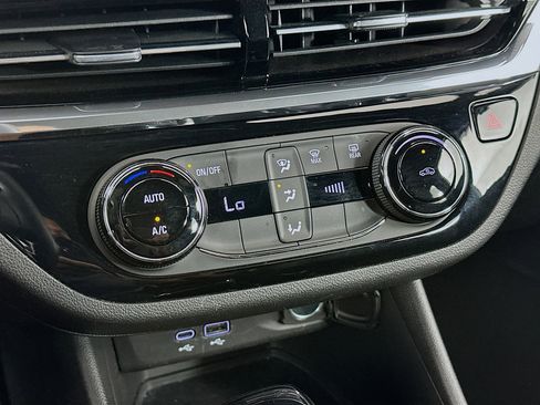 Used 2025 Buick Envista Sport Touring image 23