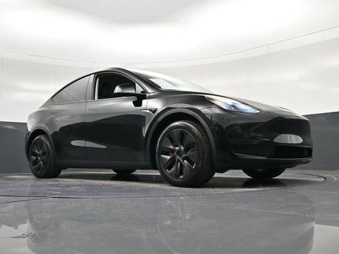 Used 2024 Tesla Model Y Long Range image 39
