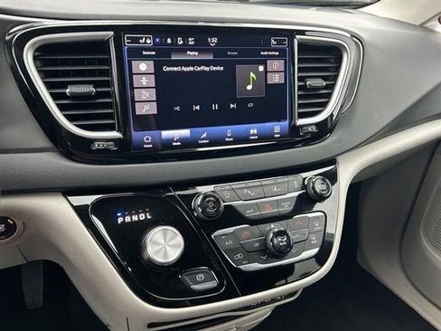 Used 2024 Chrysler Pacifica Touring-L image 16