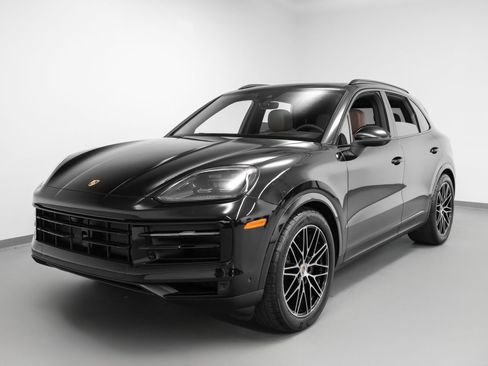 Used 2025 Porsche Cayenne image 6