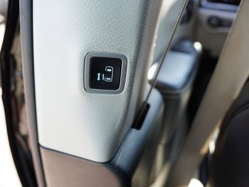 Used 2023 Chrysler Pacifica Limited FWD image 21