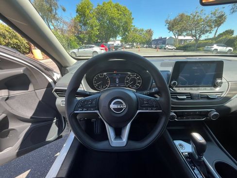 Used 2025 Nissan Altima 2.5 SV FWD image 34