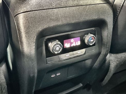 Used 2025 Chevrolet Traverse LT FWD image 28