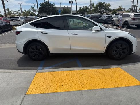 Used 2024 Tesla Model Y Long Range image 28