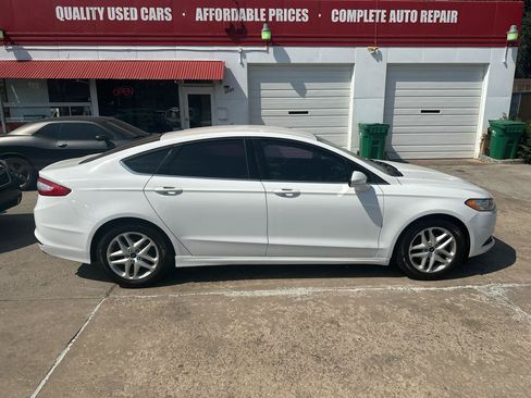 Used 2015 Ford Fusion SE FWD image 4