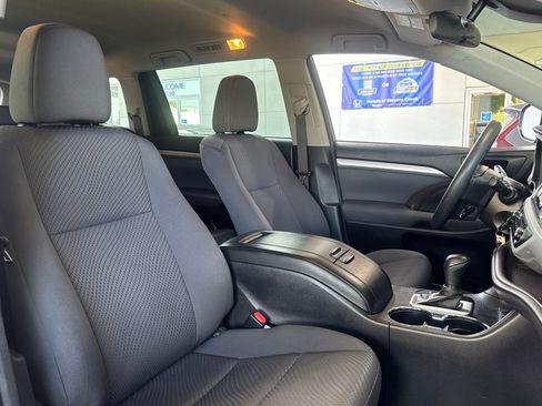 Used 2017 Toyota Highlander LE FWD image 24
