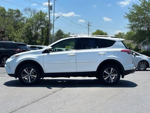 Used 2018 Toyota RAV4 XLE AWD/4WD image 2