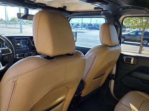 Used 2018 Jeep Wrangler Unlimited Sahara image 14