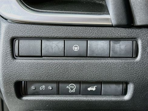 Used 2025 Nissan Rogue SV FWD image 17