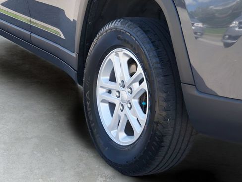 Used 2024 Jeep Grand Cherokee Laredo AWD/4WD image 9