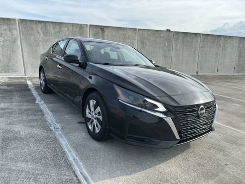 Used 2024 Nissan Altima 2.5 S FWD image 33