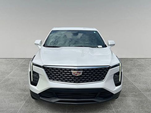 Used 2024 Cadillac XT4 Luxury w/ Cold Weather Package FWD image 8